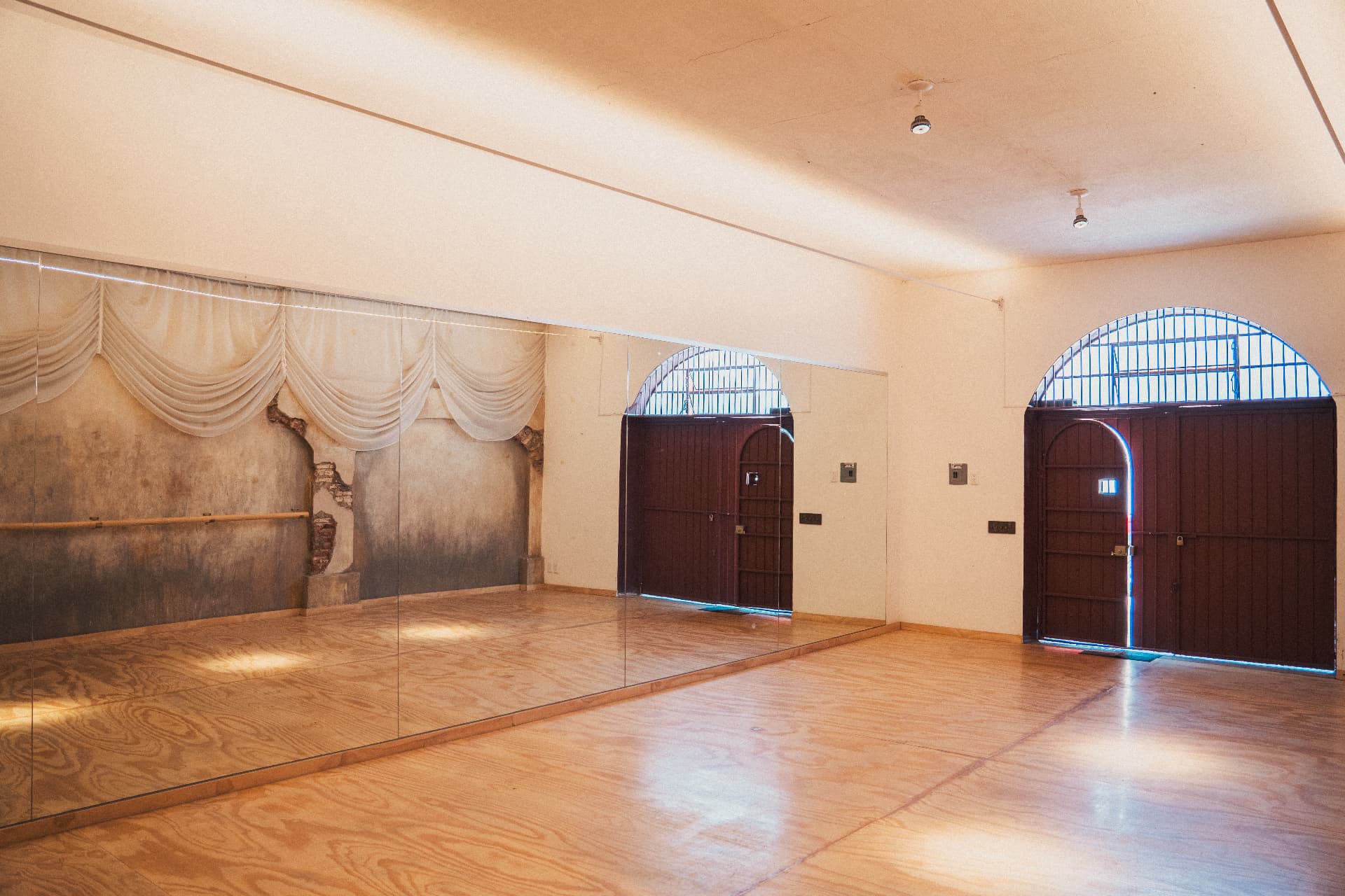 Muro de espejos y piso de madera